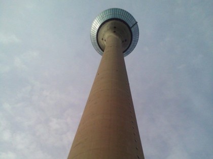 Фото: Rhein Turm D&amp;uuml;sseldorf.  Mit N&amp;uuml;ket &amp;amp;